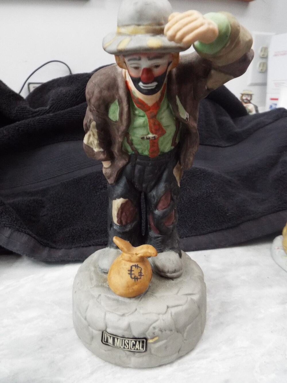 Emmett Kelly Jr. Flambro Hobo Clown with bag Music Box 984/12000